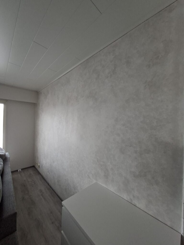 Kahden erisävyisen maalin paintwash -tekniikalla toteutettu efektiseinä