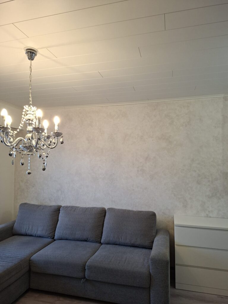 Kahden erisävyisen maalin paintwash -tekniikalla toteutettu efektiseinä