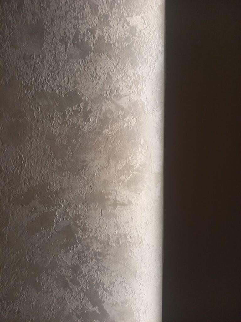 Efektiseinään pintaa toteutettuna laastilla ja maaleilla