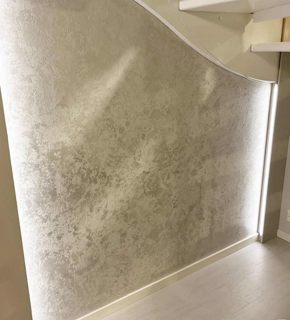 Efektiseinän pintaa toteutettuna laastilla ja maaleilla